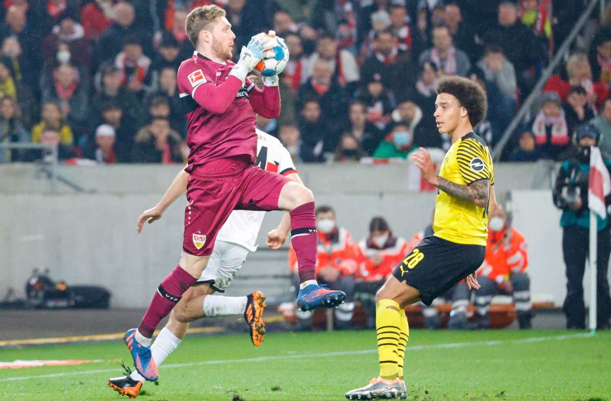 Sein Platz ist ihm sicher: VfB-Torhüter Florian Müller im Duell gegen Axel Witsel (Borussia Dortmund).