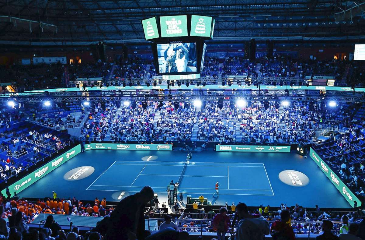 Grelles Scheinwerferlicht und große finanzielle Versprechen: Trotzdem kommen kaum Fans zur Daviscup-Endrunde. Foto: IMAGO/Juergen Hasenkopf