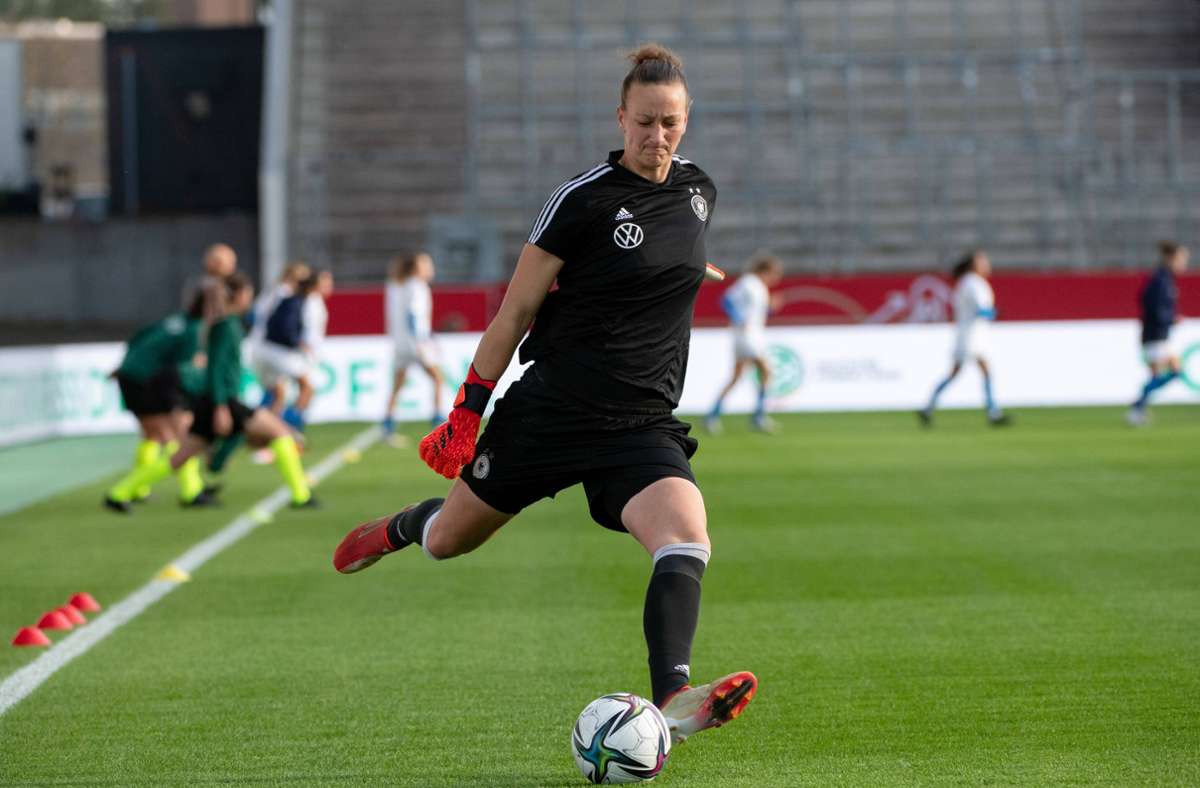 Nationaltorhüterin vermisst Respekt im Frauenfußball: Schult beklagt Missstände: „Für 18 Spielerinnen nur eine Toilette“