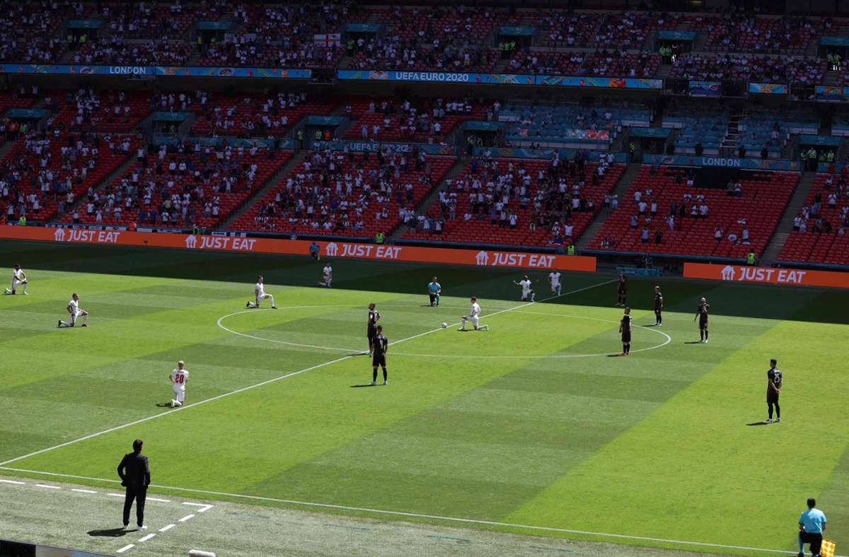 Das englische Team  ging vor der Partie auf die Knie. Foto: AFP/CATHERINE IVILL