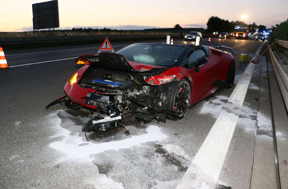 A81 bei Mundelsheim: Hoher Sachschaden nach schwerem Unfall mit Lamborghini