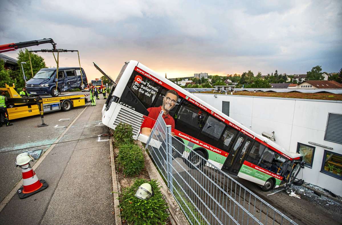 Absturz eines Busses in Herrenberg: Unfall wirft Frage nach dem Alter von Busfahrern auf