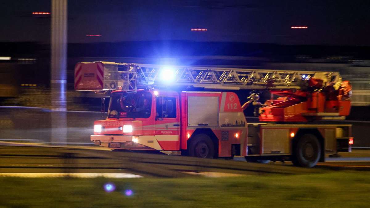 B 27 bei Filderstadt gesperrt: Passat geht in Flammen auf und brennt aus
