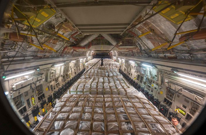 Versorgungsengpass in den USA: Die Babymilch kommt mit dem Militärflugzeug an