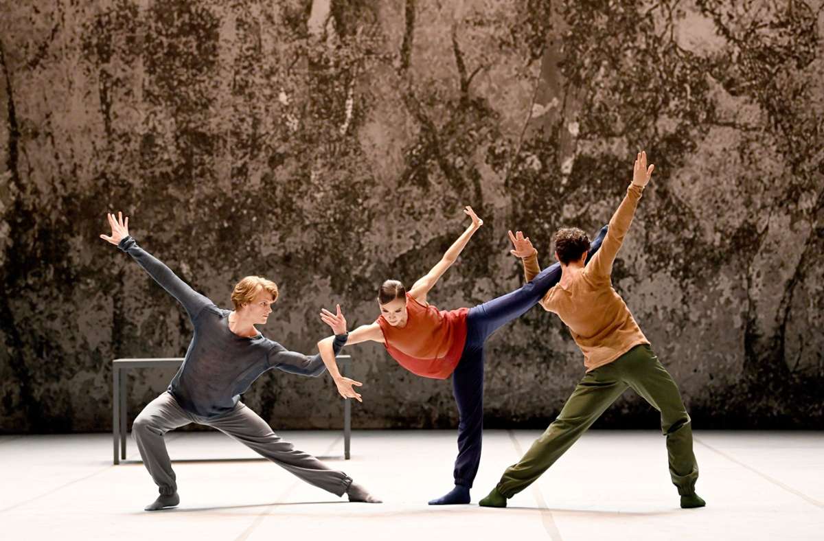 „Cassiopeia’s Garden“ heißt das Tanzgeschenk von Christian Spuck zum 60. Geburtstag des Stuttgarter Balletts. Im Opernhaus eröffnet es den Uraufführungsreigen „New/Works“, unser Foto zeigt die Tänzer Clemens Fröhlich, Rocio Aleman, und Martí Fernández Paixà.