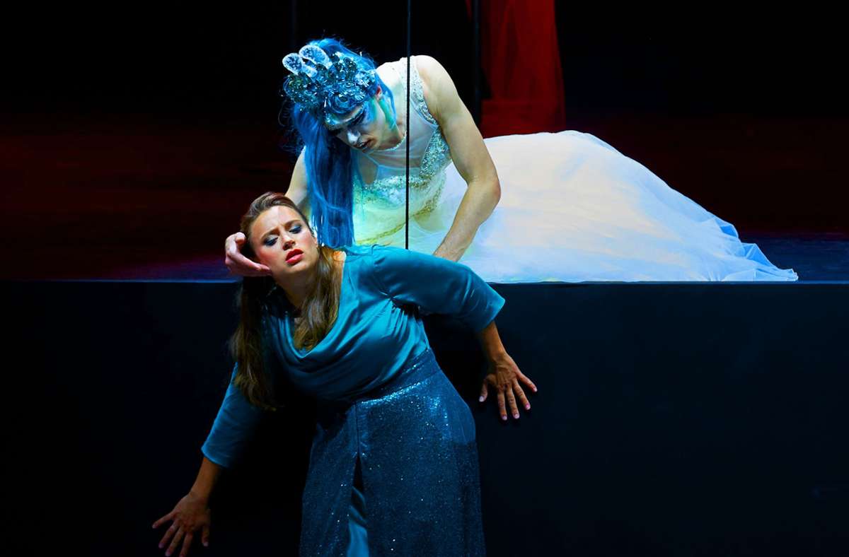 Die doppelte Rusalka in der Stuttgarter Inszenierung von Antonín Dvoráks gleichnamiger Oper : Esther Dierkes (links) und Reflektra