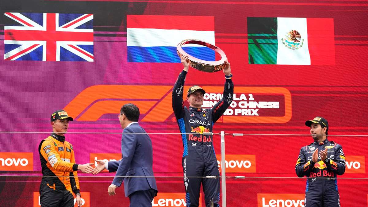 Max Verstappen (M.) gewann in China vor Lando Norris (l) und Sergio Perez.