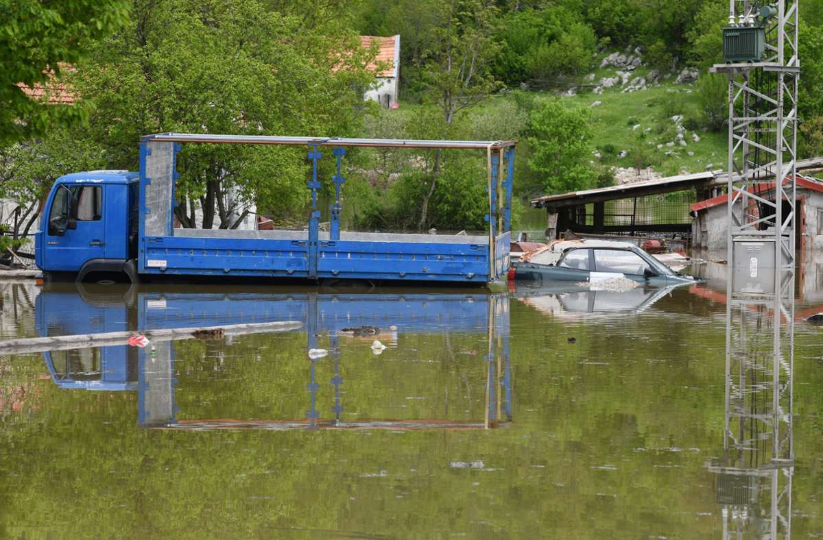 Gracac: Fahrzeuge sind auf einer überschwemmten Straße zu sehen