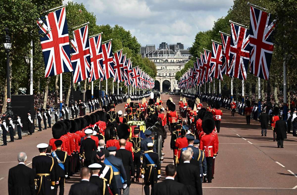 Nach der feierlichen Prozession konnten die Briten in der Londoner Westminster Hall Abschied von ihrer Queen nehmen.