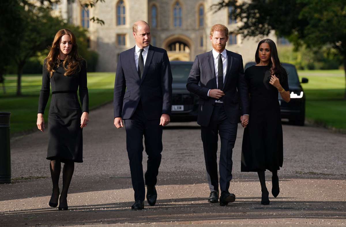 Diese Einigkeit war offenbar nur gestellt: Prinz William (zweiter von links) und Prinz Harry mit ihren Frauen Kate und Meghan (rechts) nach dem Tod von Queen Elizabeth II.