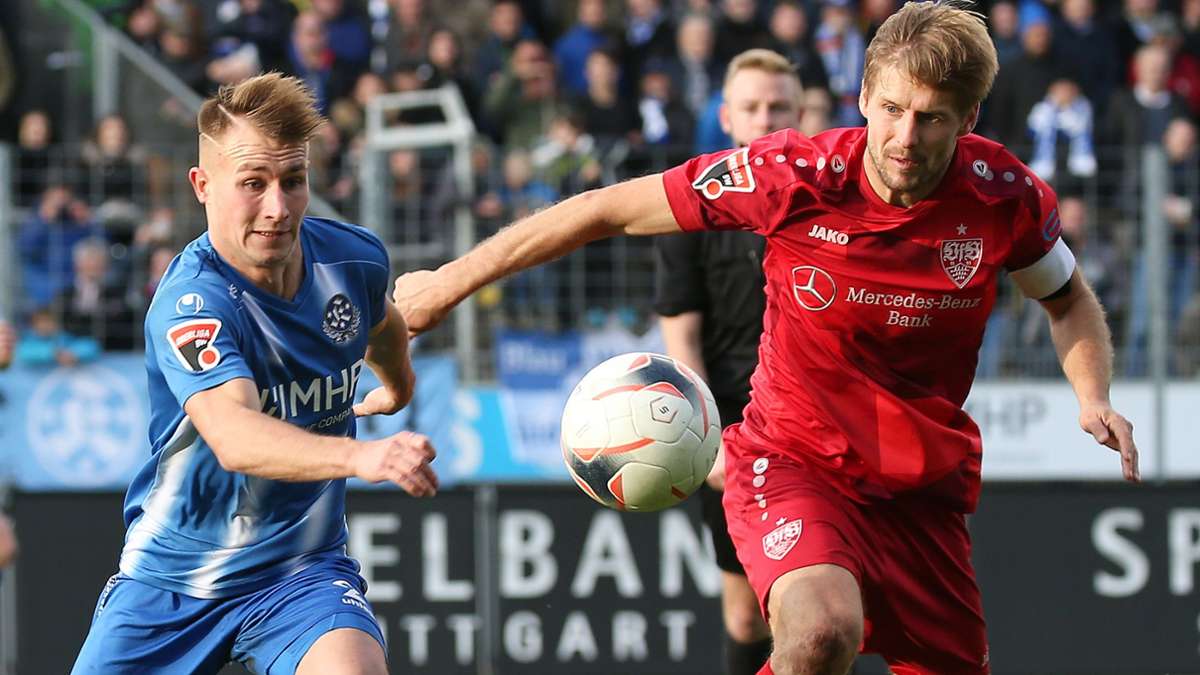Zweikampf im bisher  letzten Duell Kickers  gegen VfB II im November 2019: Malte Moos (li.) gegen Marc Stein, inzwischen Sportdirektor der Blauen.