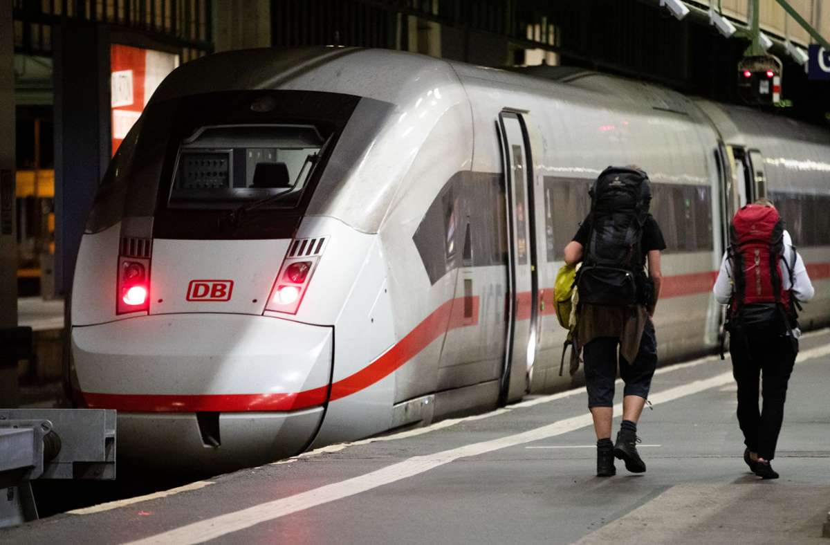 Am Stuttgarter Hauptbahnhof stehen die ersten Züge still.