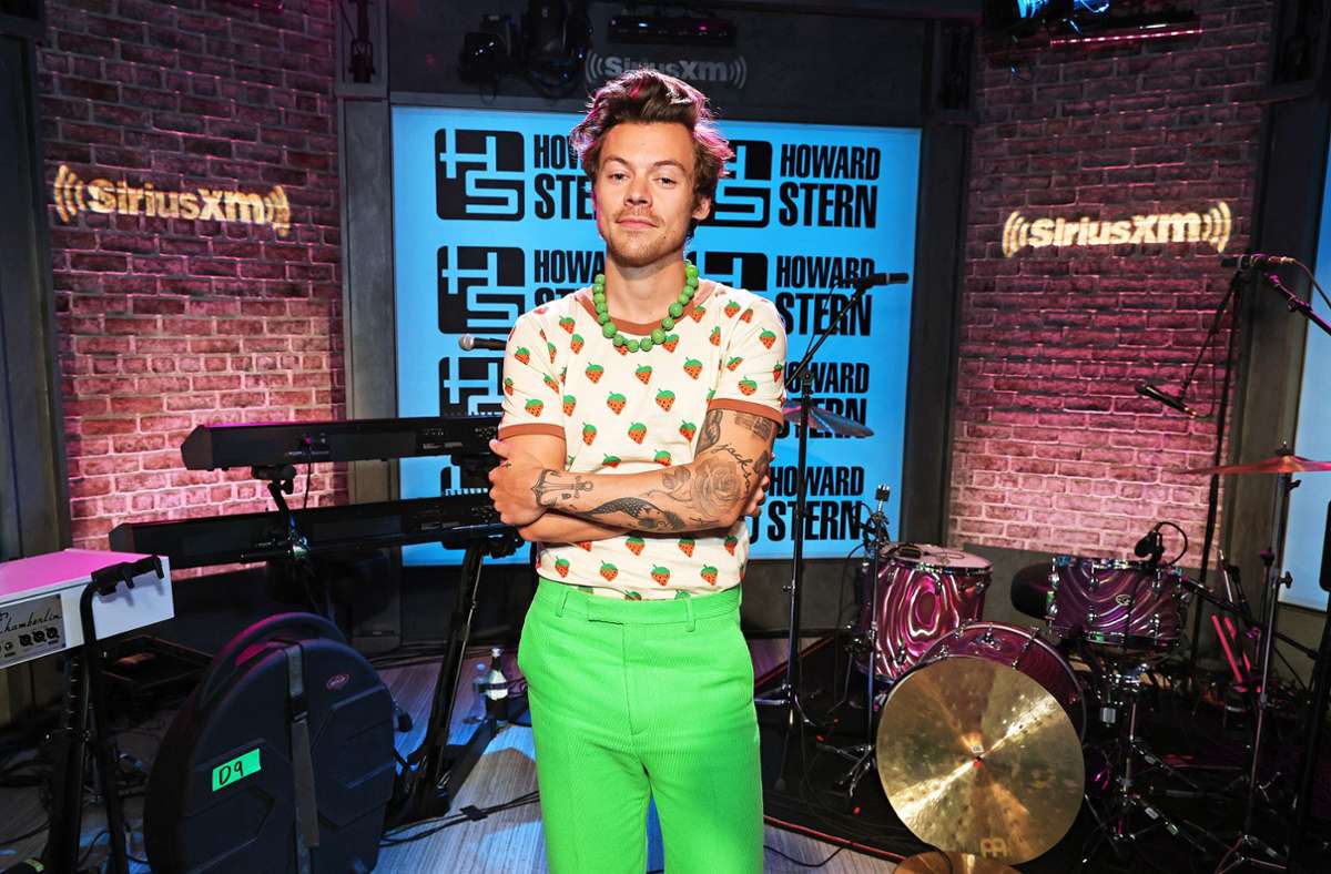 Mehr Farbe, bitte! Der Musiker Harry Styles in einem lustigen Erdbeer-Shirt und froschgrüner Hose samt genderfreier Kette. So geht Sommer.