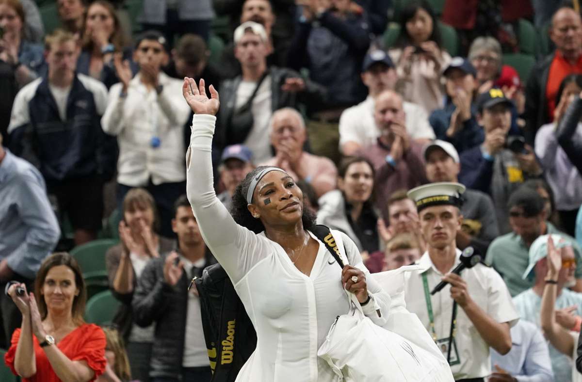 Die US-Amerikanerin Serena Williams winkt ins Publikum. Für die 23 Grand-Slam Gewinnerin ist es nach der 1. Runde vorbei.