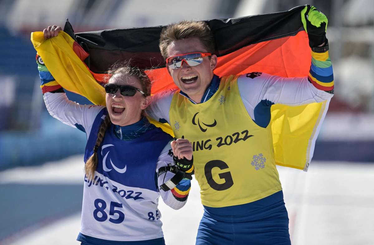 Die deutsche Leonie Maria Walter (links) und ihr Guide feiern den Sieg im Biathlon.
