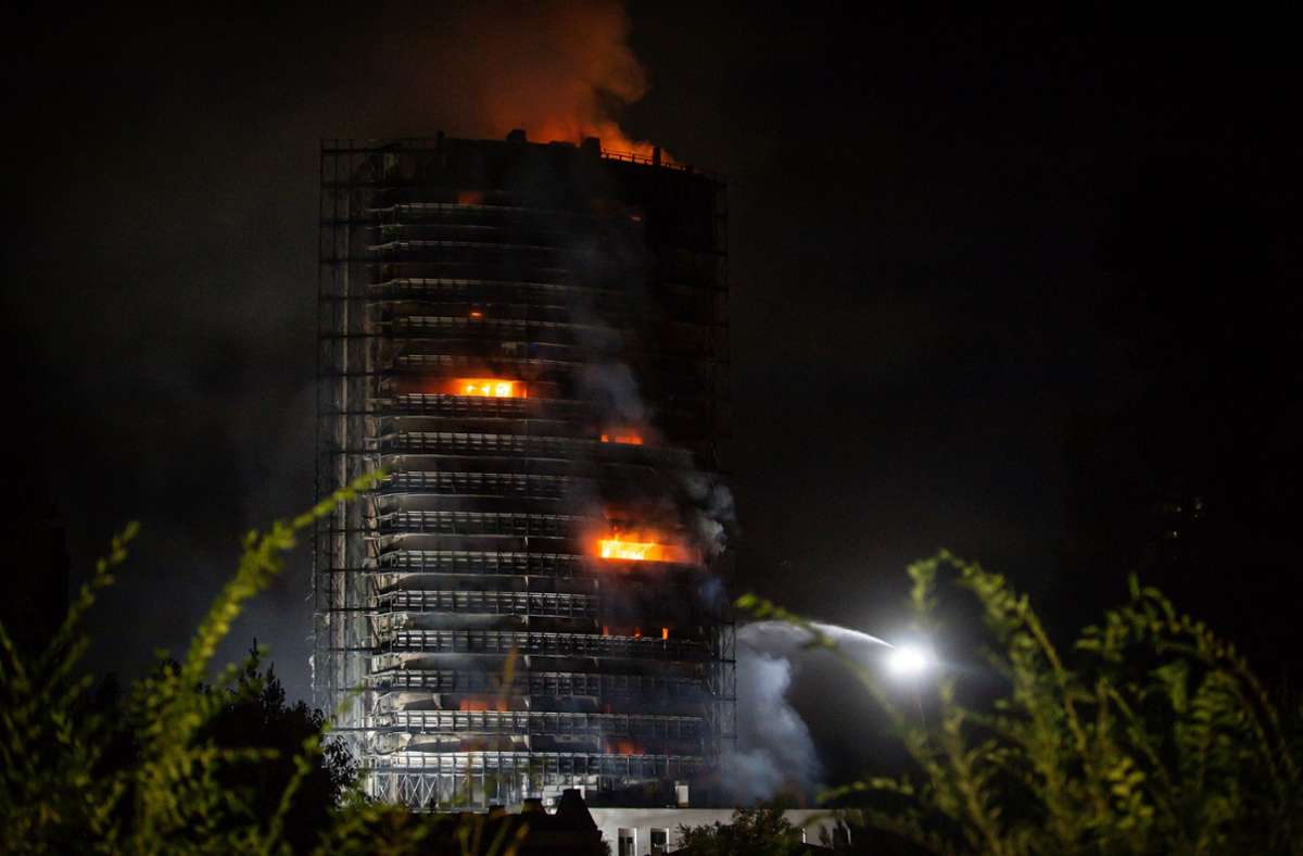 Hochhausbrand in Mailand: Löscharbeiten der Feuerwehr dauern auch am Montag noch an