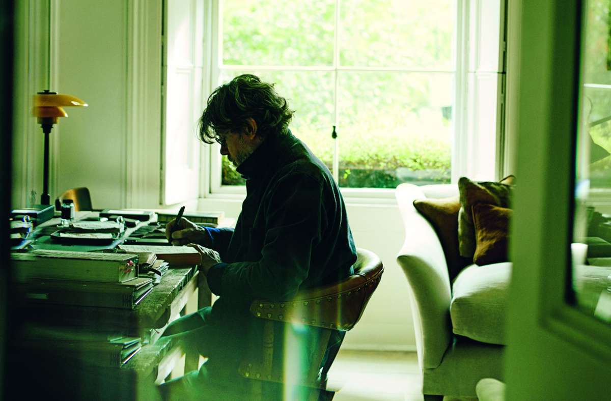 Nigel Slater am Schreibtisch in seinem Haus im Norden Londons. Wie er lebt, schreibt und was er kocht, sehen Sie in unserer Bildergalerie.
