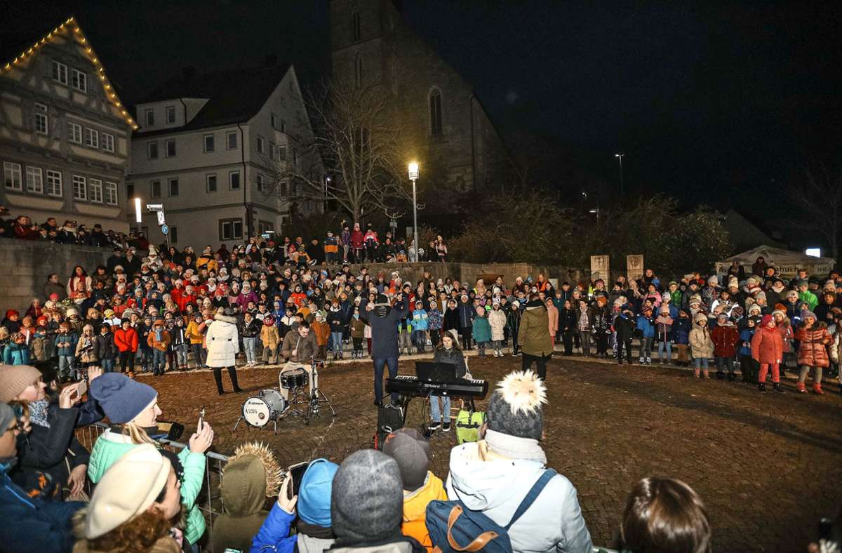 Freiluftkonzert in Böblingen: Hundert junge Sängerinnen und Sänger  bevölkern den Marktplatz