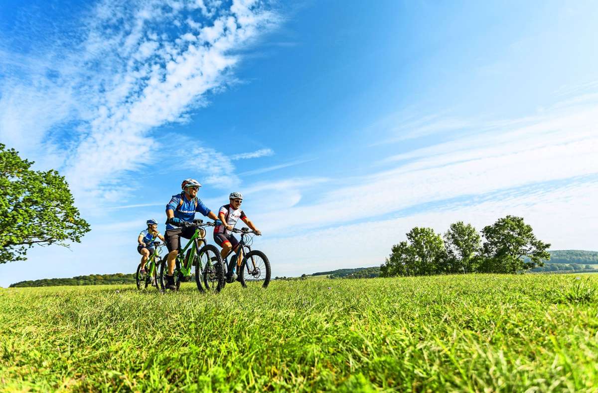 Radfahren wie hier auf der Schwäbischen Alb kann man sportlich, mit dem E-Bike oder auch ganz gemütlich angehen. Unsere Bilderstrecke zeigt sechs konkrete Ausflüge, die trotz Corona-Regeln möglich sind.