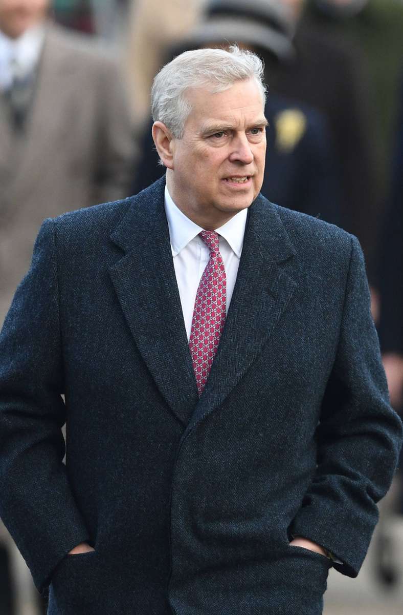 Januar: Das Jahr 2022 beginnt nicht gut für Prinz Andrew – ihm werden alle militärischen Dienstgrade und royalen Schirmherrschaften entzogen. Hintergrund sind die Missbrauchsvorwürfe, die im Zuge des Epstein-Skandals gegen den Sohn der Queen erhoben werden.