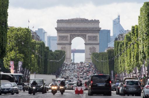 Auf den Champs-Élysées darf noch 50 gefahren werden. Ansonsten gilt in der Innenstadt von Paris nun Tempo 30. Foto: dpa/Peter Kneffel
