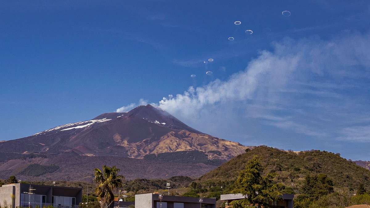Mysteriöse Ringe steigen über dem Vulkan Ätna auf Sizilien in die Luft. Sie bestehen jedoch nicht aus Rauch, sondern aus Wasserdampf.