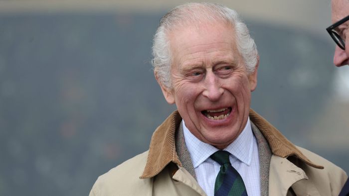 König Charles III. zeigt sich lachend bei Pferde-Sportturnier