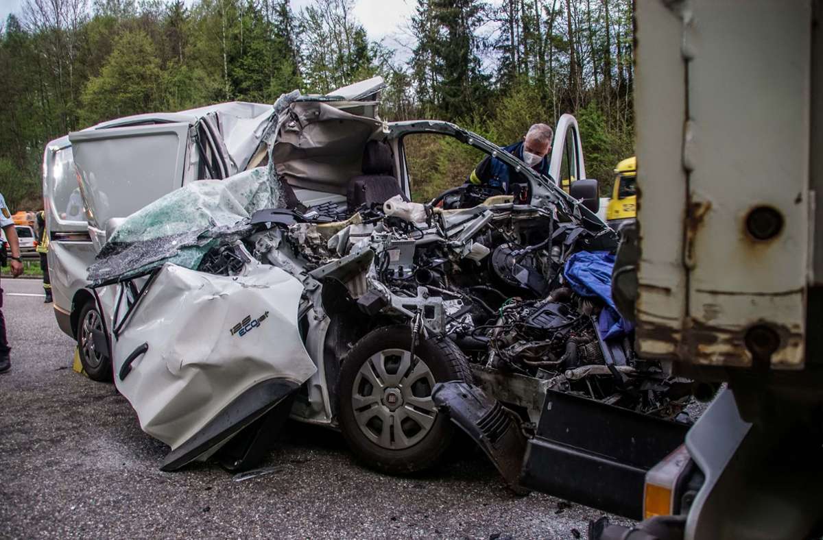 Transporter-Fahrer wird schwer verletzt: Massiver Stau nach schwerem Unfall auf der A 81 bei Sindelfingen