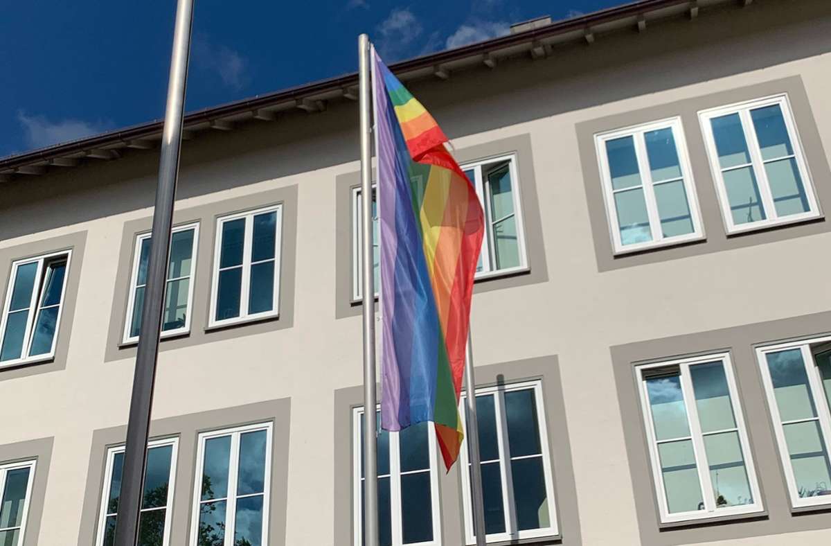 Die Böblinger Stadtverwaltung hat die  Regenbogenflagge vor dem Alten Rathaus gehisst. Foto: Stadt Böblingen