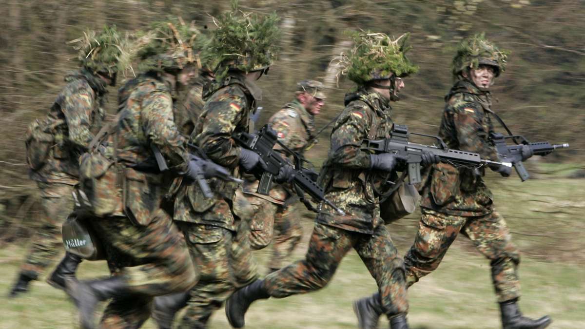 Wehrpflicht in Deutschland: Umfrage: Knappe Mehrheit für Wiedereinführung der Wehrpflicht