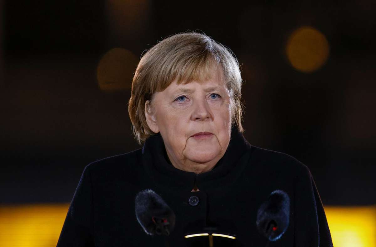 Großer Zapfenstreich in Berlin: Merkel ruft zum Kampf für Demokratie auf – „Alles Gute“ für Scholz