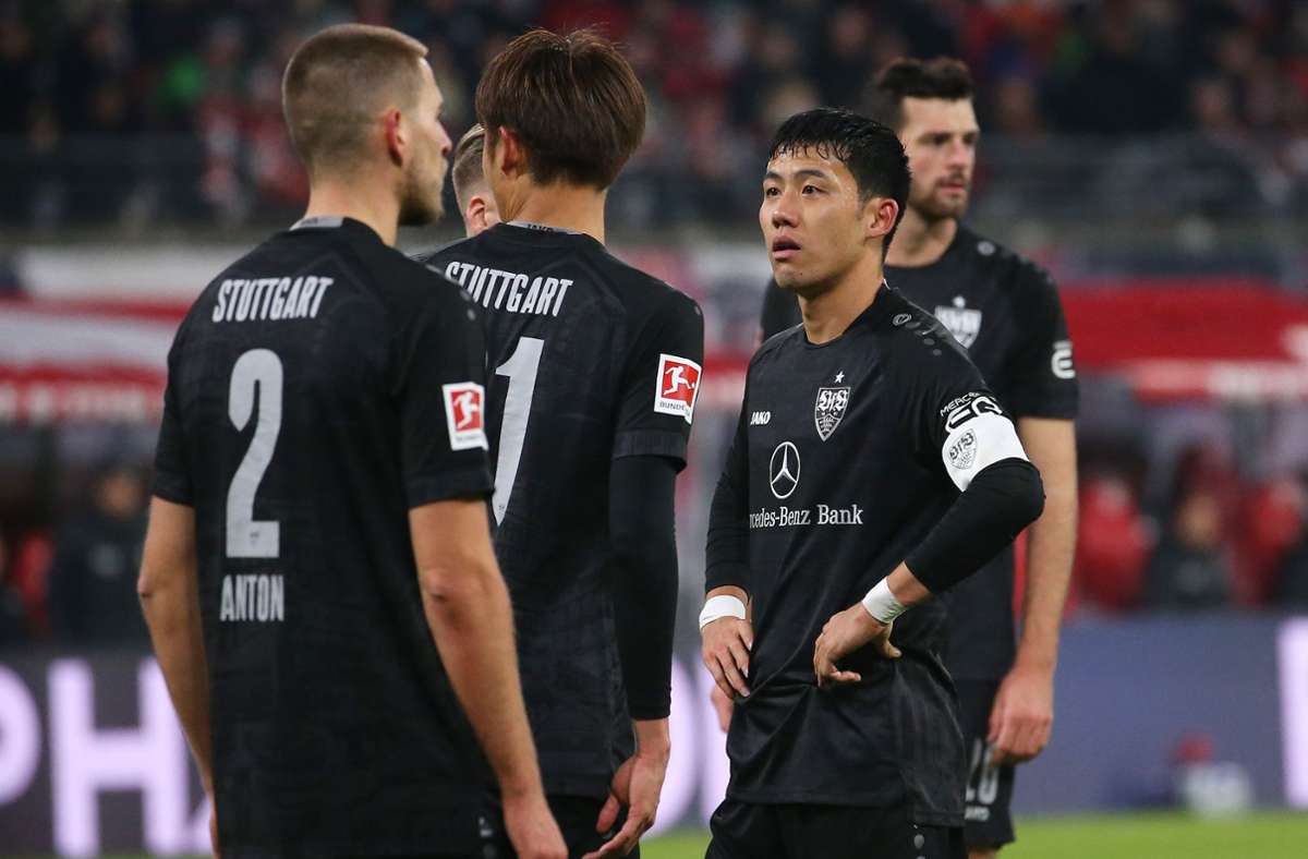 Verständnisloser Blick: Der VfB-Kapitän Wataru Endo (rechts) kann es kaum glauben, wie die Stuttgarter in Leipzig verloren haben.