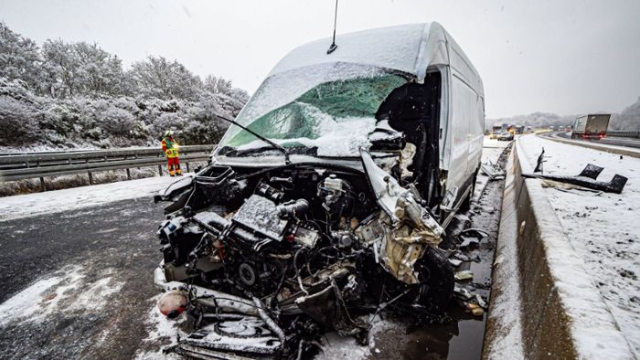 Baden-Württemberg: Schnee und Glätte sorgen für schwere Unfälle