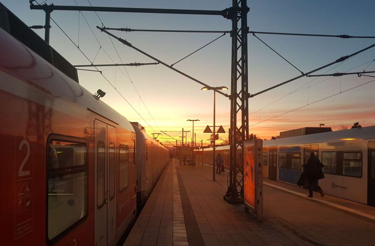 Bahnhof Leonberg: Betrunkener auf Gleisen stoppt S-Bahn