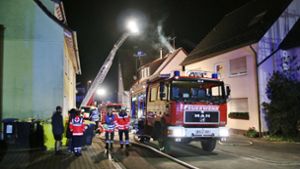 Heiße Asche auf Terrasse: Haus fängt Feuer