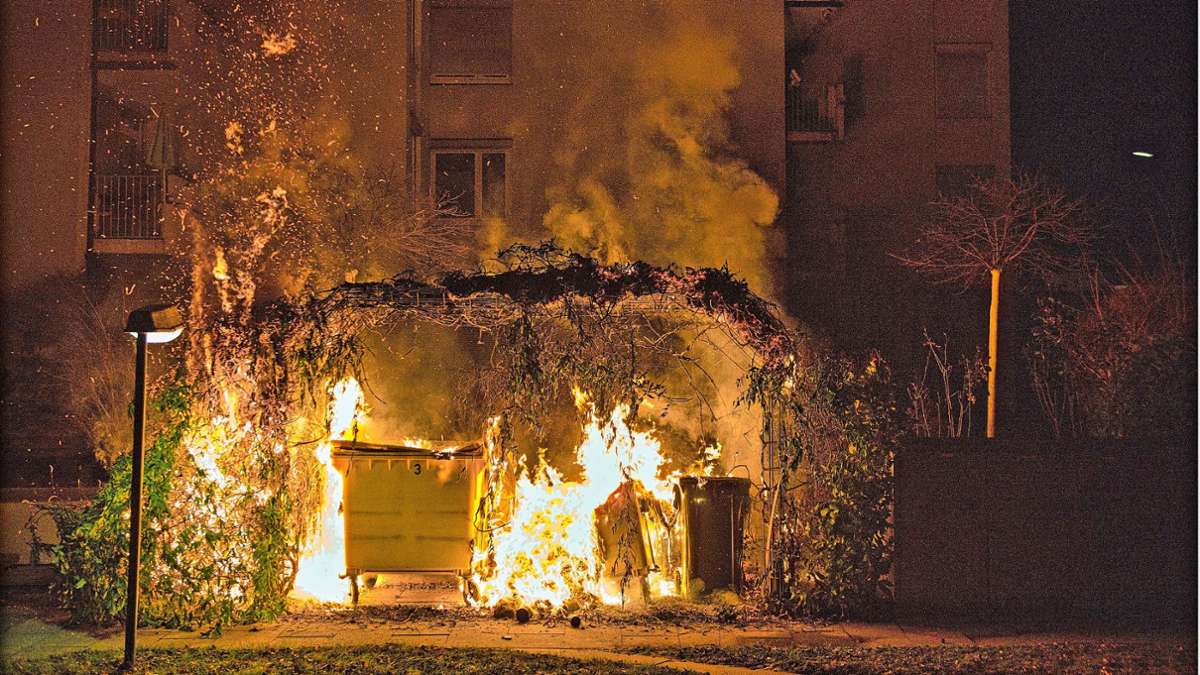 Feuer in Fellbach: Passant entdeckt brennende Container