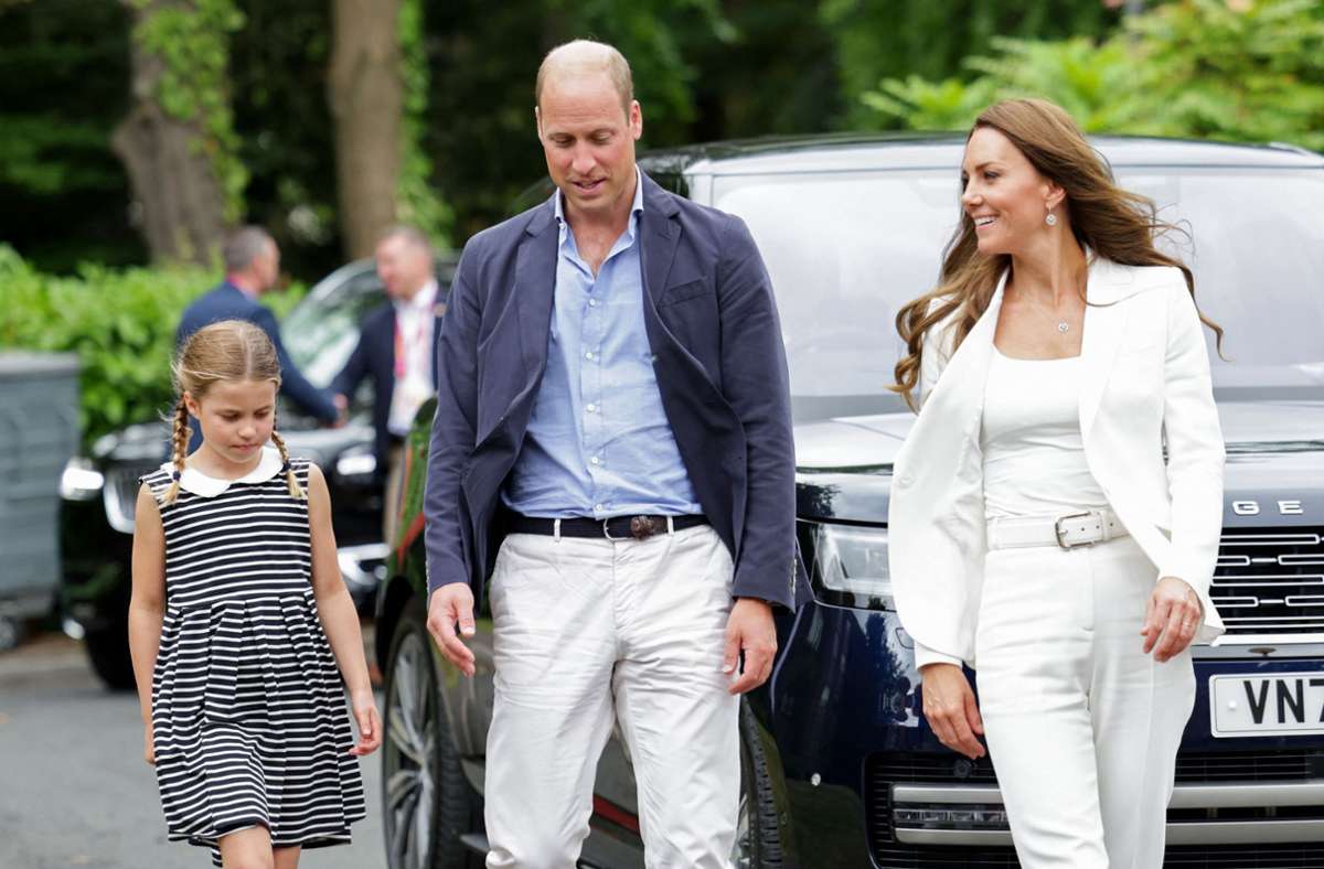 Blau und weiß: Die Kleider von Prinzessin Charlotte, Prinz William und Herzogin Kate sind perfekt aufeinander abgestimmt.