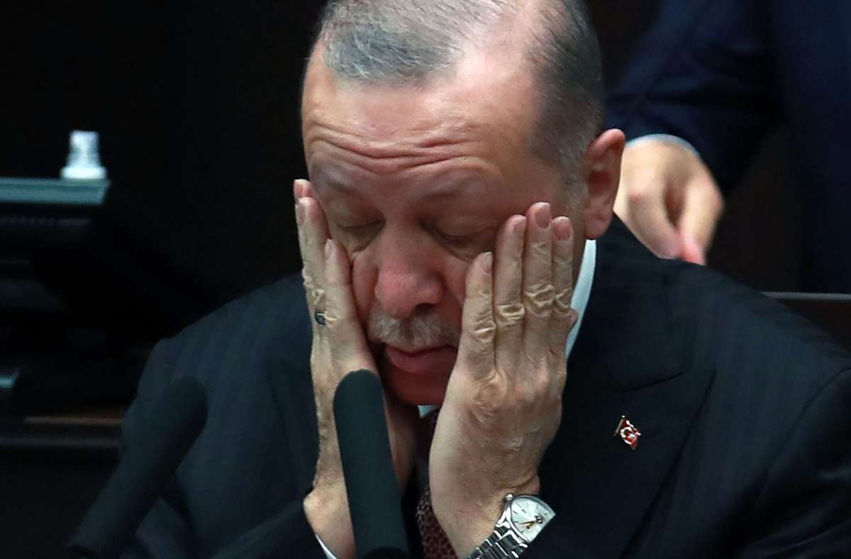 Der türkische Präsident Recep Tayyip Erdogan wird durch die Worte von US-Präsident Biden, der das Massaker an den Armeniern als „Völkermord“ bezeichnet, in die Ecke getrieben. Foto: AFP/ADEM ALTAN