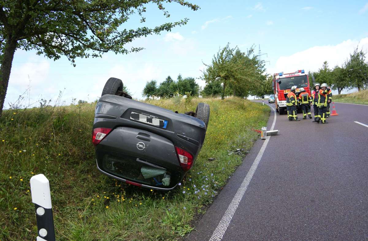 Unfall bei Nufringen: Opelfahrerin landet auf dem Dach im Graben