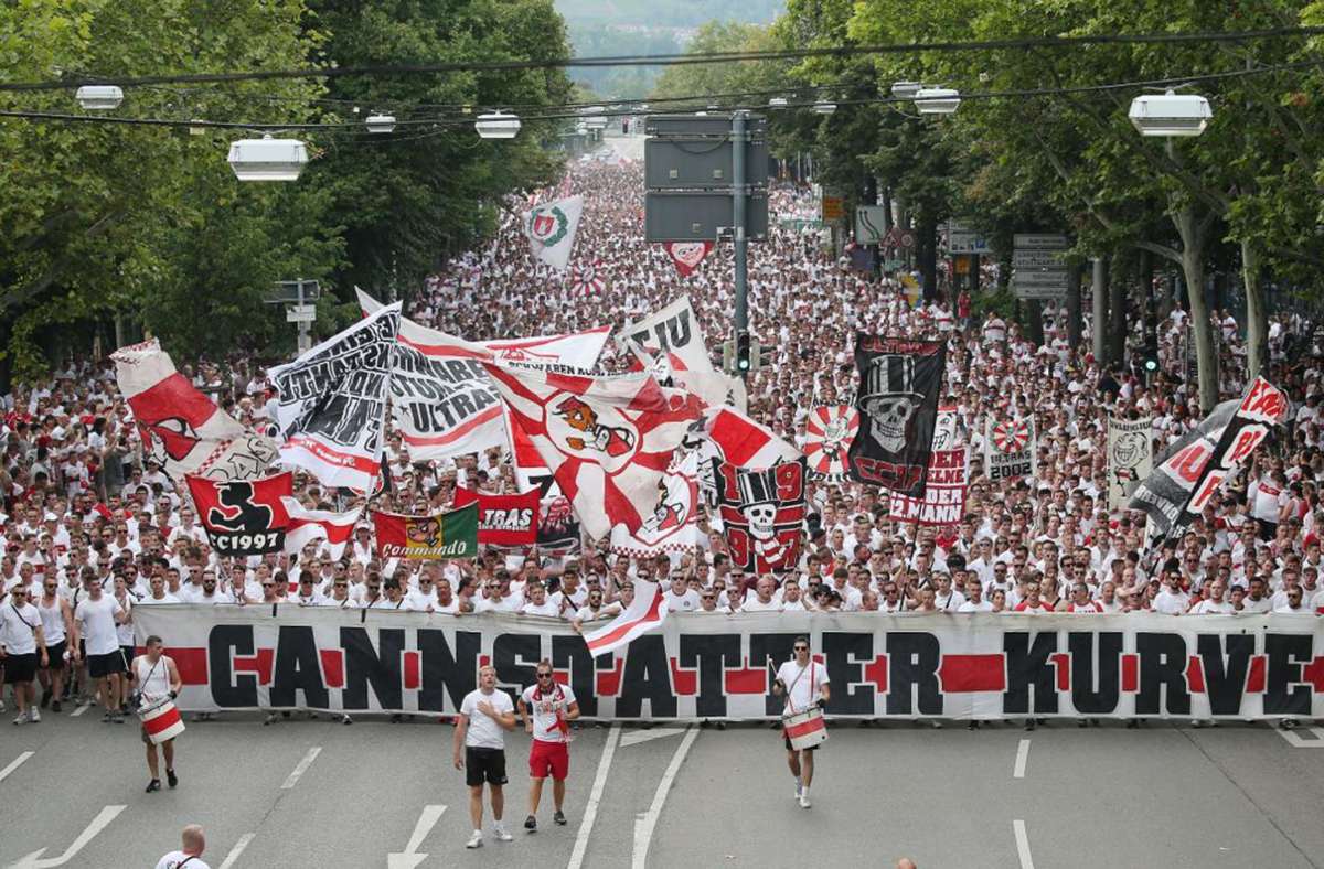 VfB Stuttgart gegen RB Leipzig: Gänsehaut! Tausende Fans pilgern gemeinsam zum Stadion