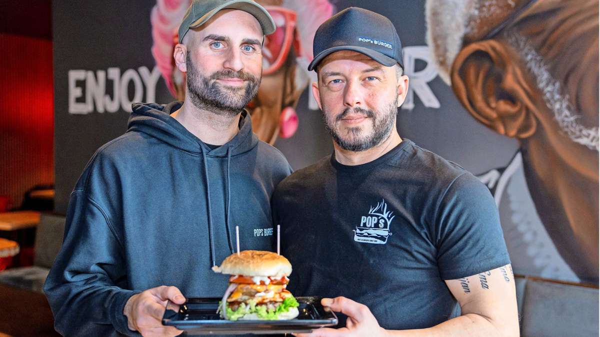 Hrvoje Knezevic (rechts) und George Papadopoulos betreiben zusammen die neue Pop’s-Burger-Filiale  in der Sindelfinger Innenstadt.