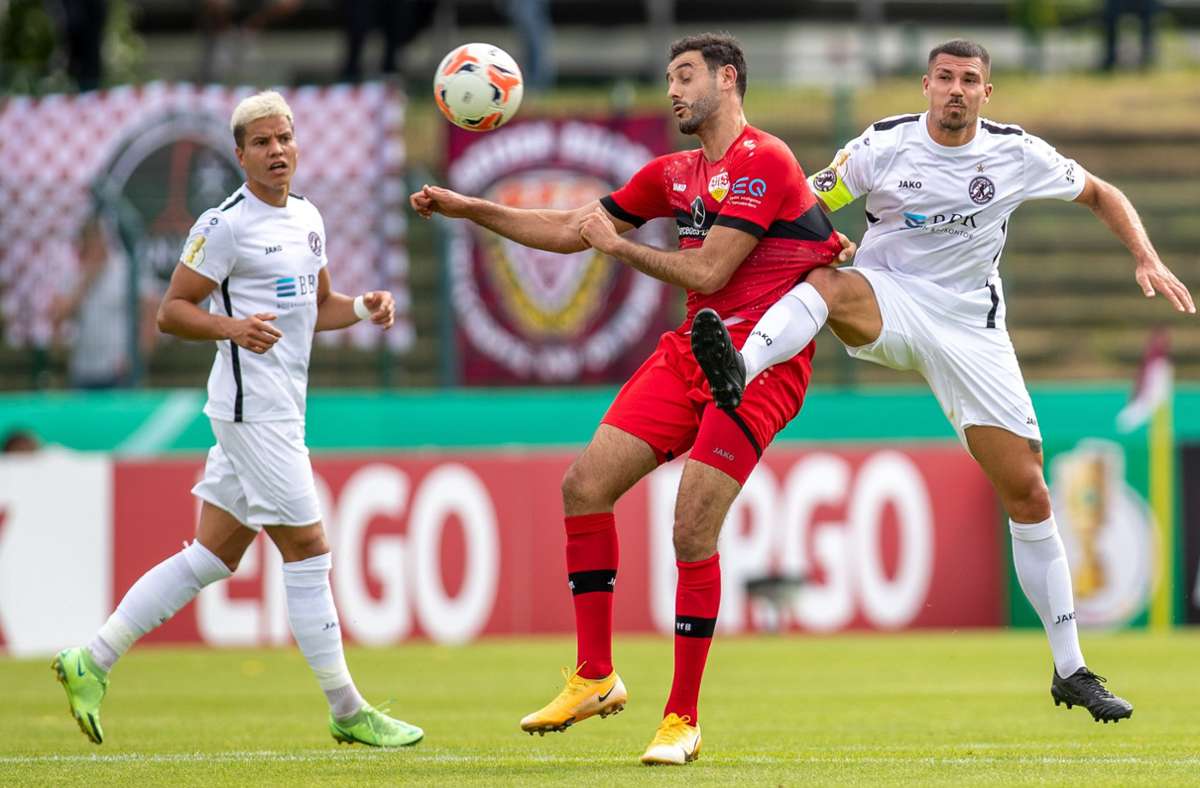 Stuttgarts Hamadi Al Ghaddioui  kämpft gegen Andreas Pollasch (rechts im Bild) von BFC Dynamo um den Ball.