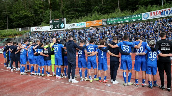 Die Blauen verlieren  in Homburg – Fans muntern Team auf