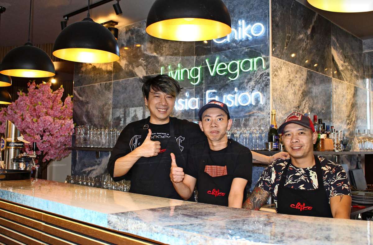 Der Chef Xuan Long Hoang (links) hat familiäre Unterstützung durch seine beiden Cousins hinterm Tresen Foto: Caroline Holowiecki
