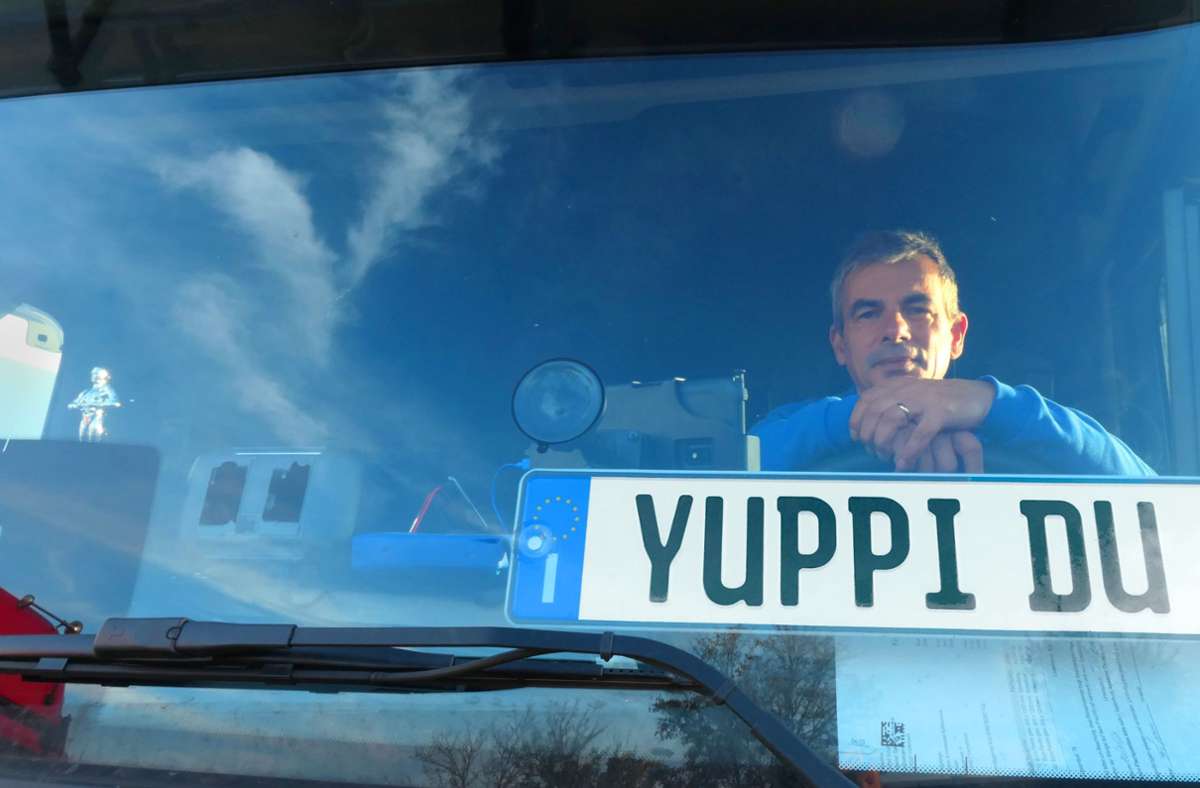 Franco Filippone sitzt in seinem Truck. Statt seines Namens steht „Yuppi Du“ auf dem Deko-Nummernschild. Die Komödie von Adriano Celentano wurde 1975 auf den Filmfestspielen in Cannes gezeigt. Foto: Daniel Gräfe