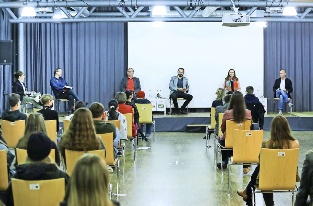 Podiumsdiskussion im Stiftsgymnasium (von links): Die Bundestagskandidaten Richard Pitterle (Linke), Tobias Bacherle (Grüne), Jasmina Hostert (SPD) und Marc Biadacz (CDU) haben sich den Fragen der Schülerinnen und Schüler gestellt.