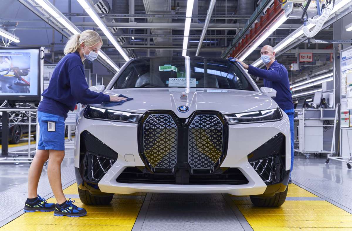Im Elektrogeländewagen iX  – hier die Produktion im Werk Dingolfing – sehen die Münchner ihr neues Technologieflaggschiff Foto: BMW