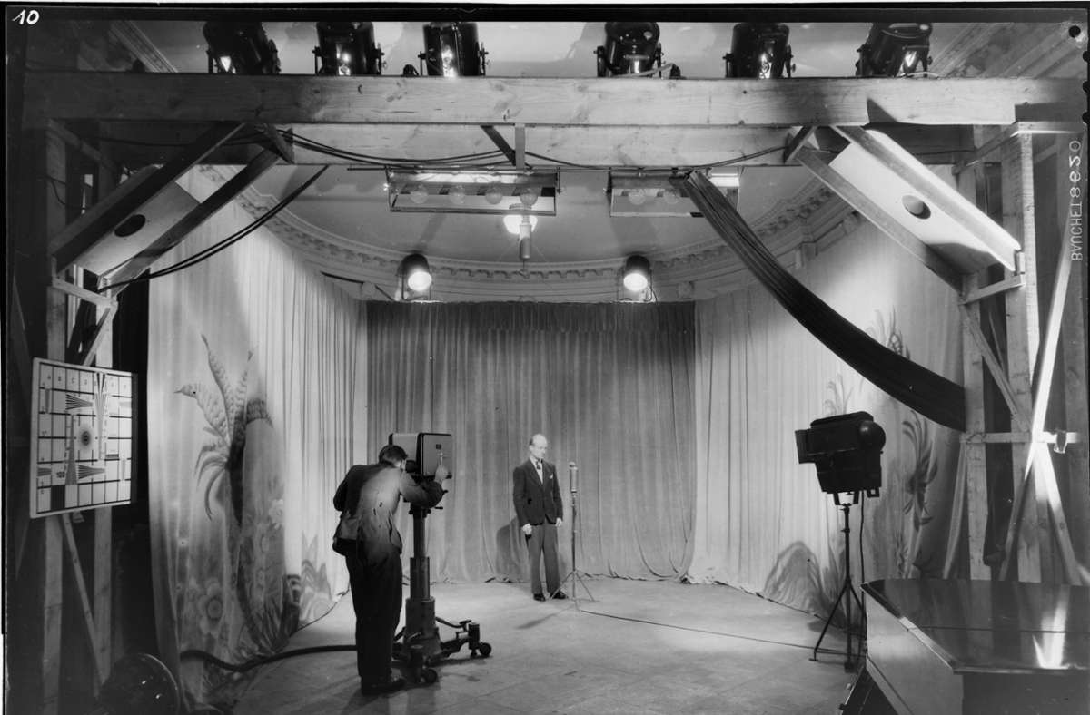 Fernsehaufnahmen im Studio des deutschen Okkupationsfernsehens in Frankreich, „Paris-Télévision“, 1942 – 44