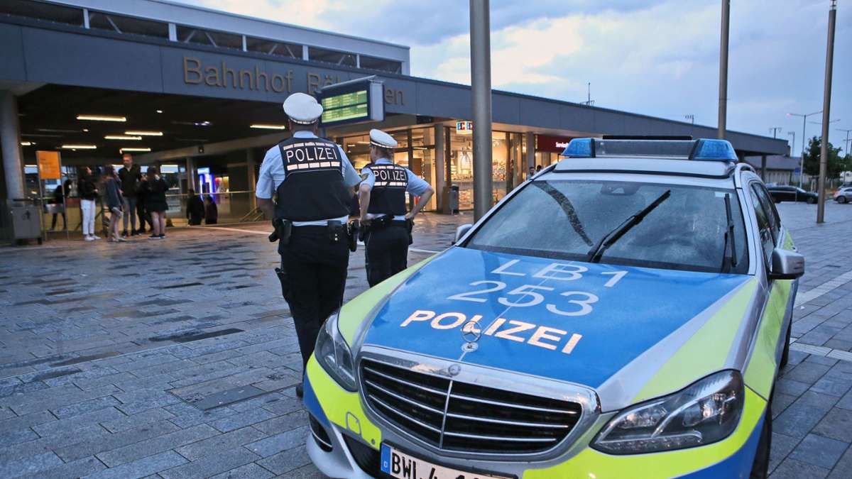 Überfall am Bahnhof in Böblingen: Räuber bedroht Angestellte eines Buchladens und erbeutet Bargeld