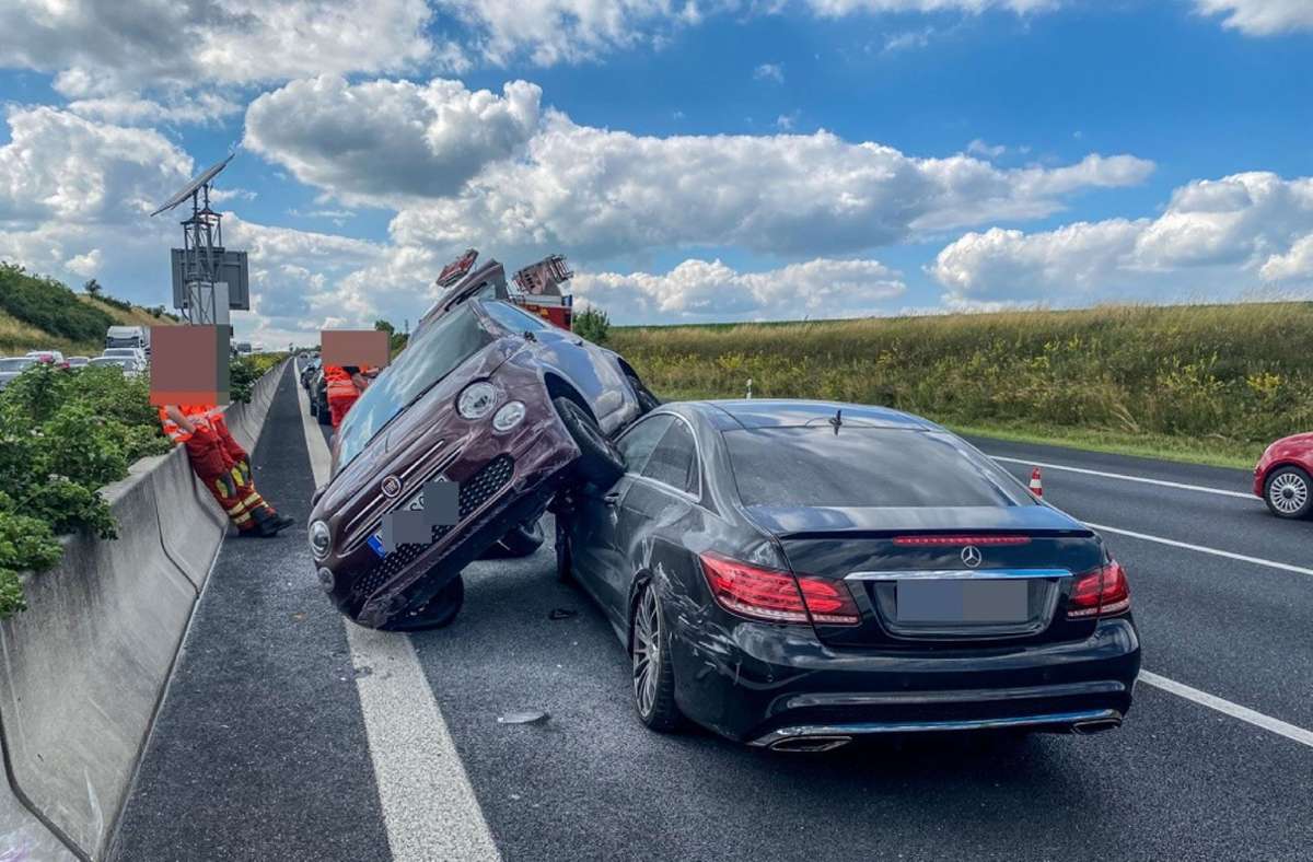 Der Fiat wurde bei dem Unfall über den Mercedes geschoben.